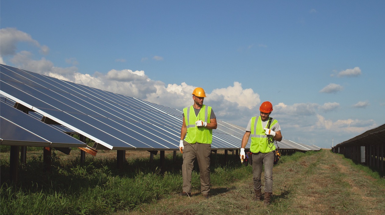 Lakeside Energy Maintenence Crew working on Solar Community in Illinois